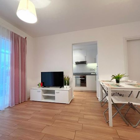 Central 2 Bedroom Apt Terrace And Pool 아이아 나파 외부 사진
