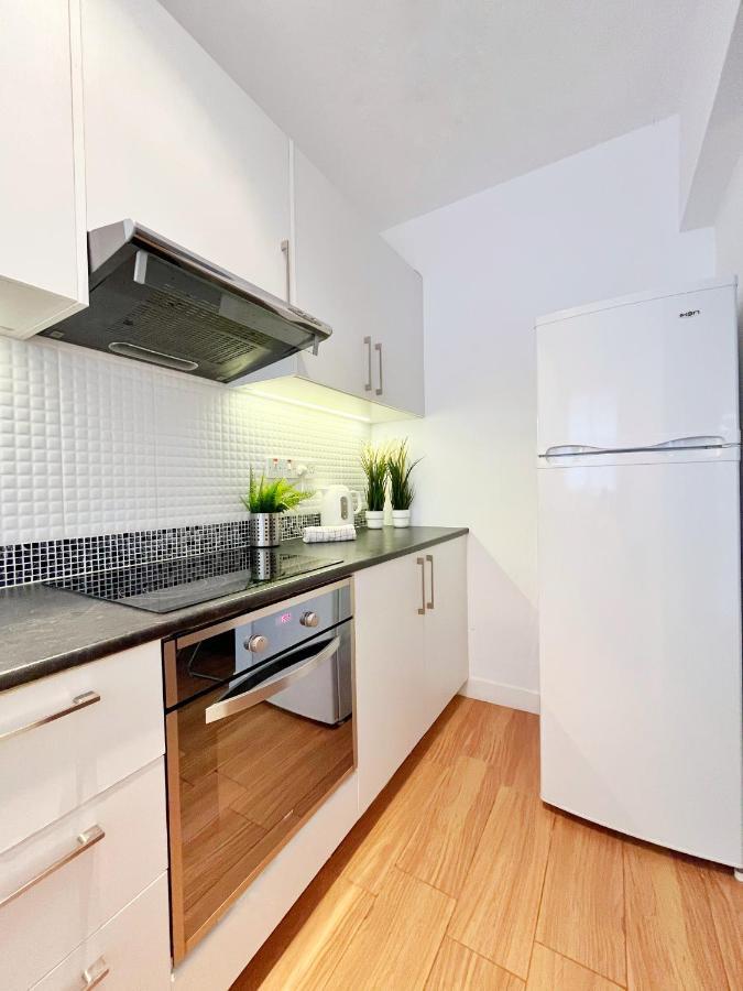 Central 2 Bedroom Apt Terrace And Pool 아이아 나파 외부 사진