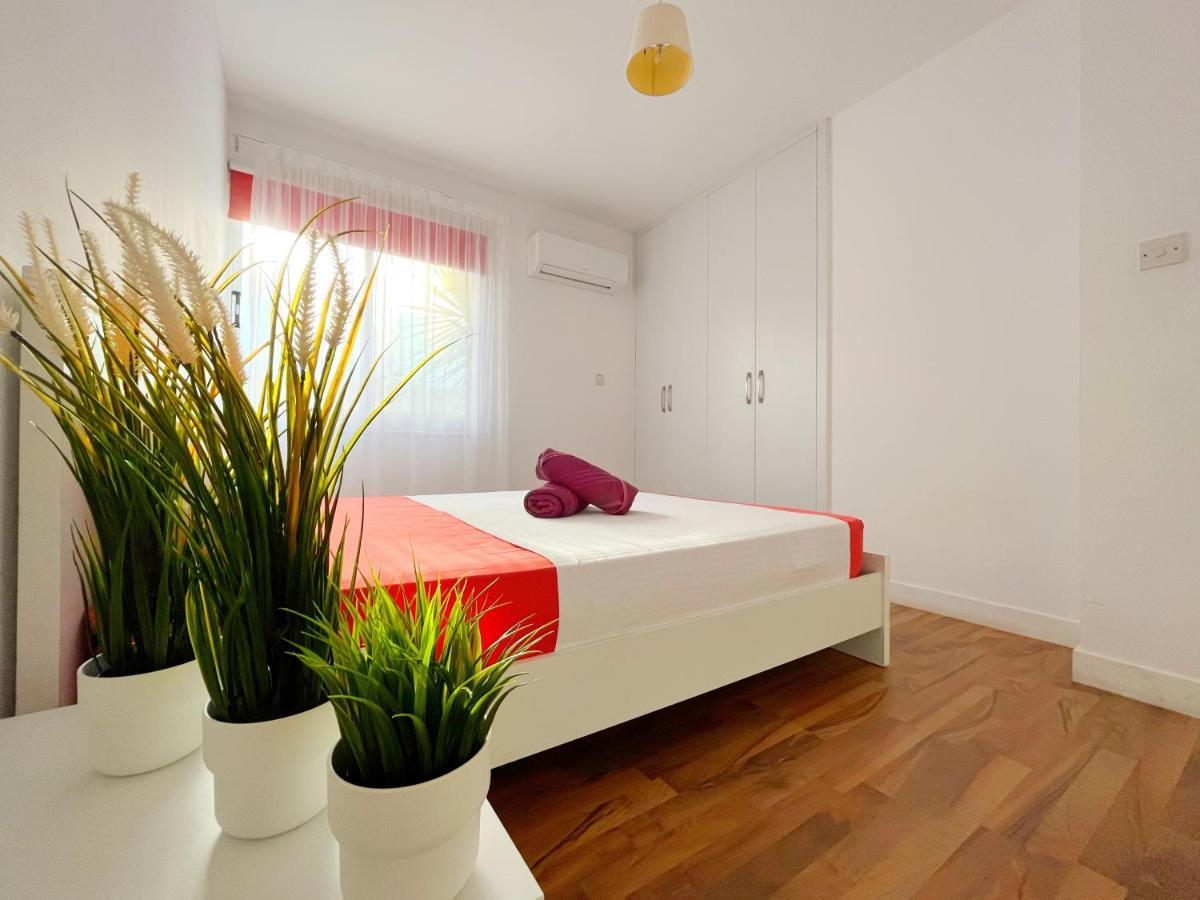 Central 2 Bedroom Apt Terrace And Pool 아이아 나파 외부 사진